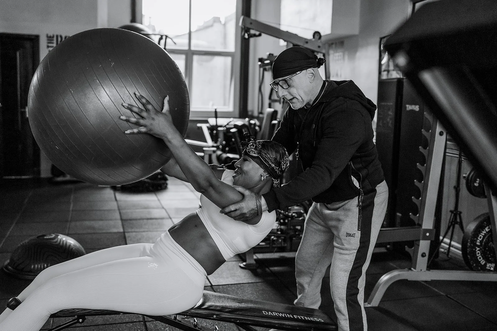 Matteo training a client in a personal training session at Fitness Republik Streatham