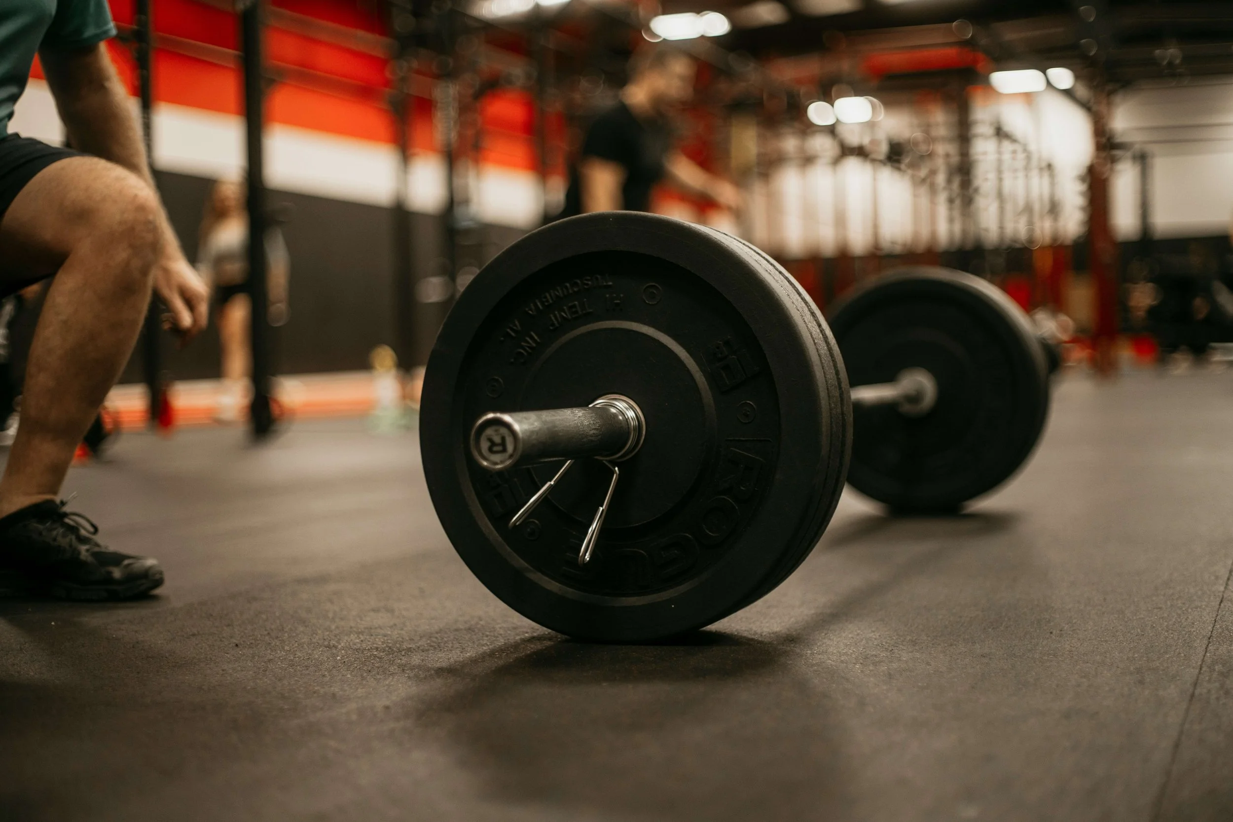 Strong gym washroom design choices that stand up to sweat, moisture and high usage