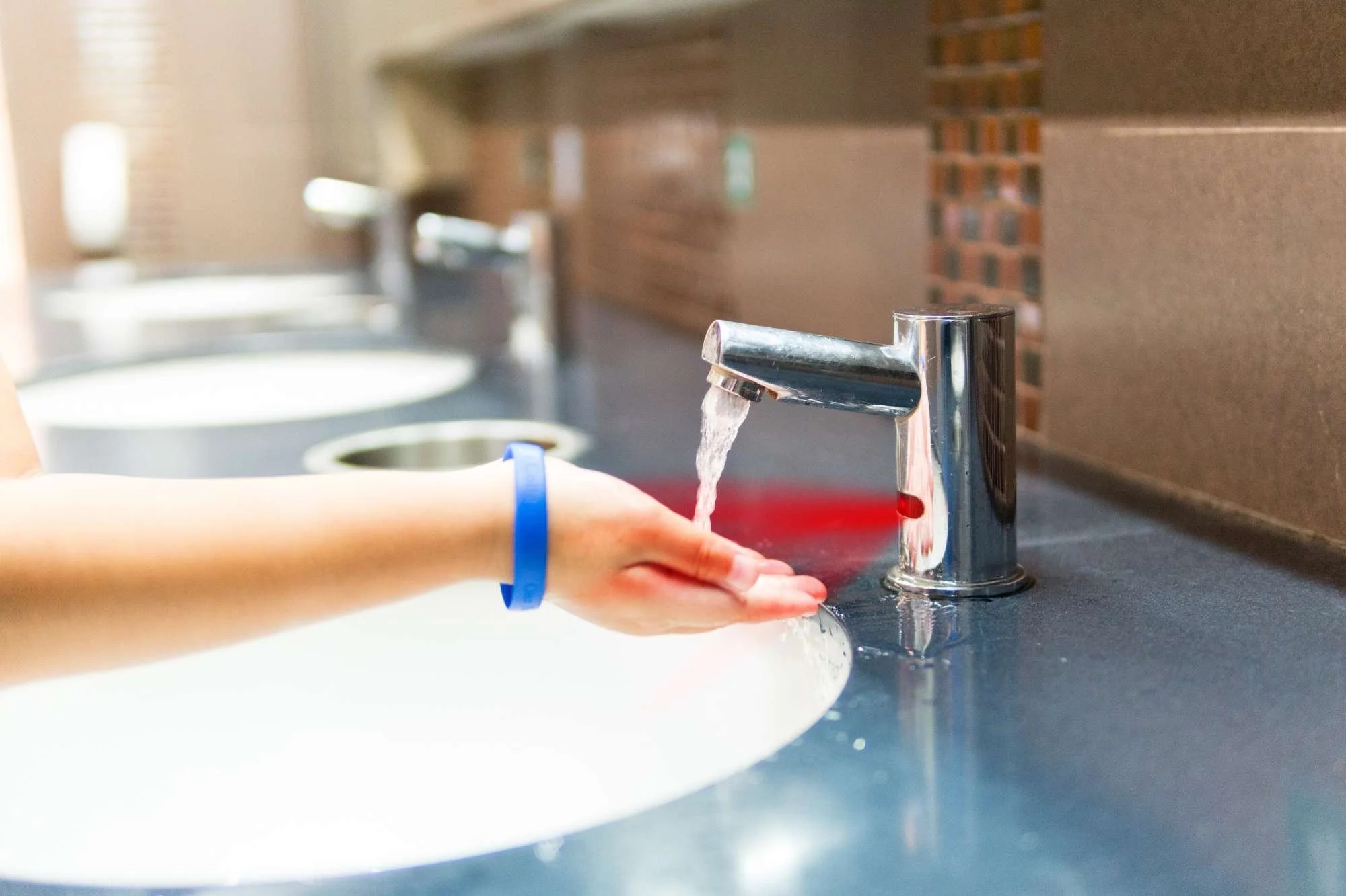 Benefits of touchless washroom technology in schools
