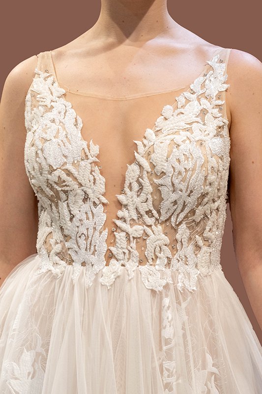 abito-sposa-outlet-ampio-ricamo-comiso-dettaglio.jpg