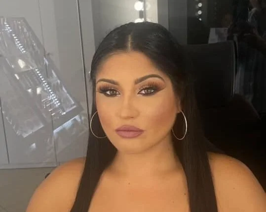 "Trucco testimone di nozze con sfumature sofisticate e base perfetta per un look elegante e duraturo."