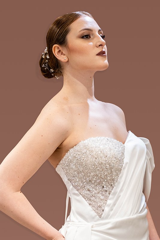 abito-da-sposa-con-spacco-sensuale-e-perle.jpg