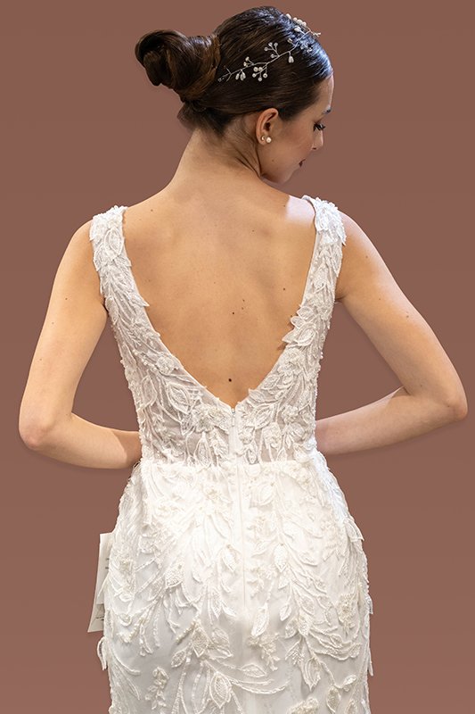 abito-sposa-outlet-sirena-pizzo-fiori-2024-schiena.jpg
