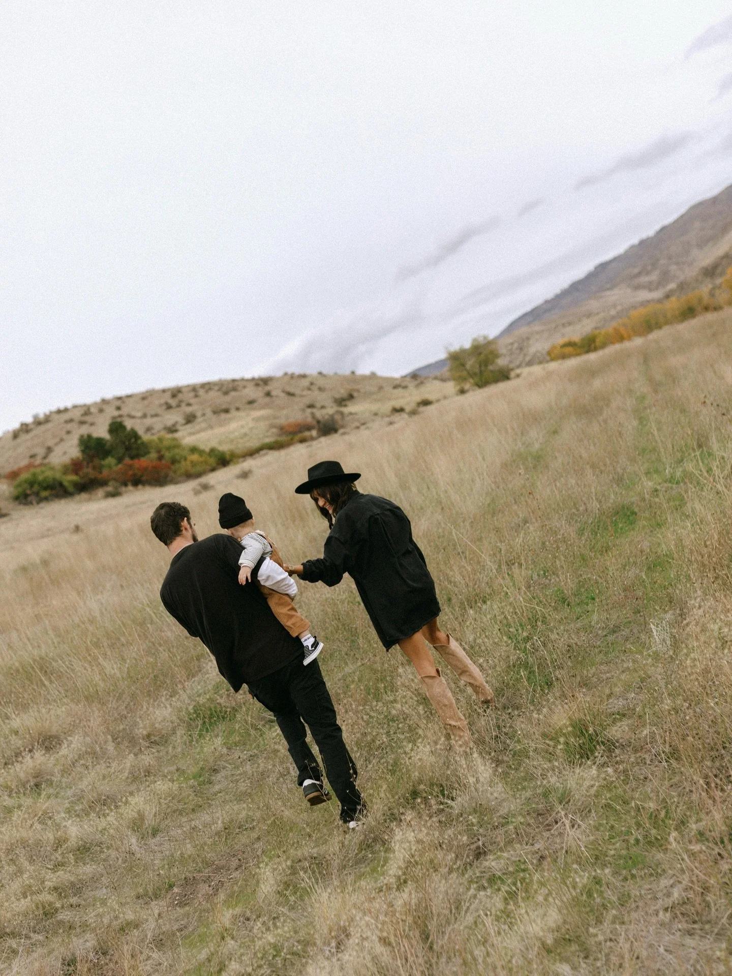 A gloomy fall afternoon with my favorite fam 🖤 
.
.
.
.
.
.
.
.
#boisefamilyphotographer #boisephotographer #boiseidahophotographer #boiseweddingphotographer #boisecouplesphotographer