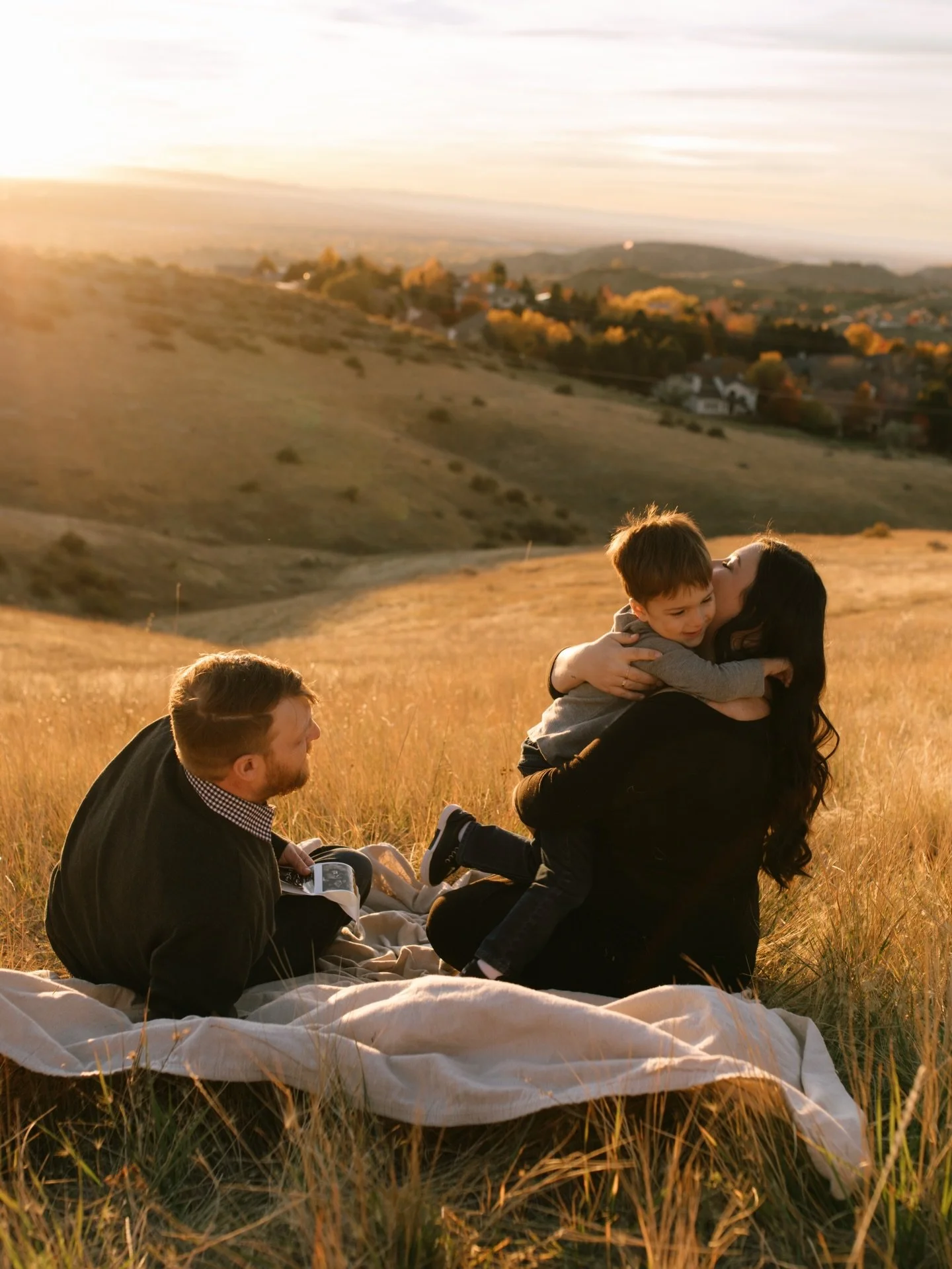 Can&rsquo;t wait to see this cute fam grow 🤍 
.
.
.
.
.
.
.
.
#boisefamilyphotographer #boisematernityphotographer #boiseidahophotographer