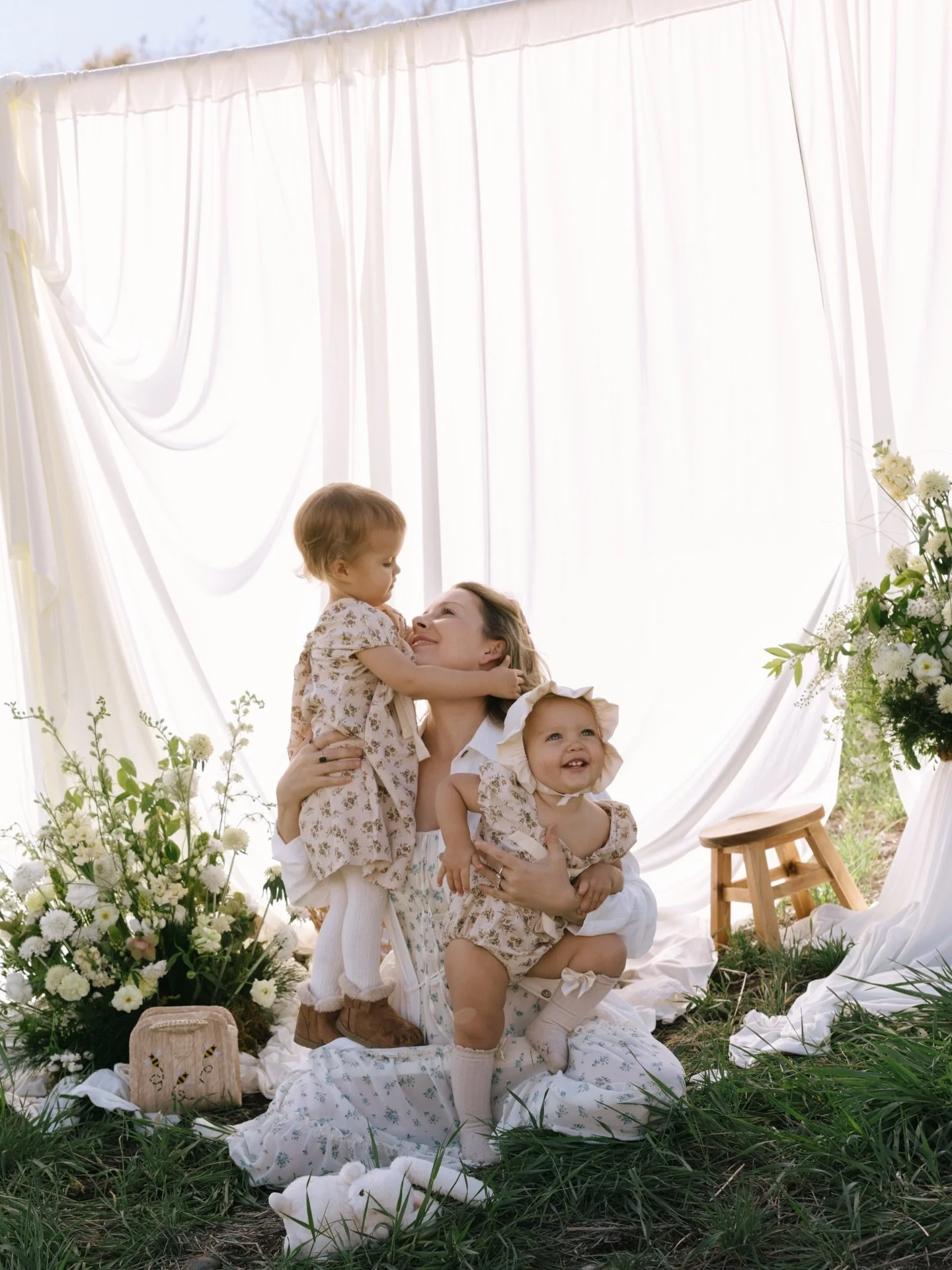 April + her girls 🤍 So grateful to all the amazing mama&rsquo;s who trusted my vision for these Mother&rsquo;s Day mini&rsquo;s! 
.
.
.
.
.
.
.
#boisefamilyphotographer #boisematernityphotographer #boisephotographer