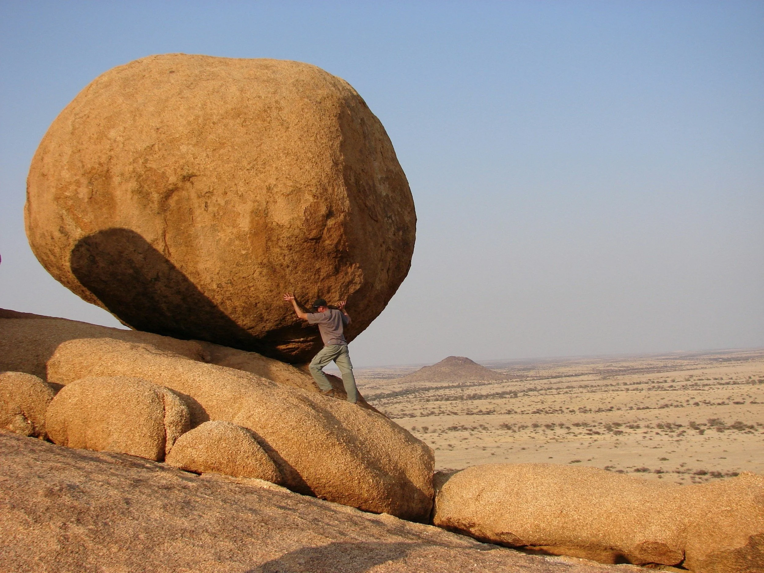 Man tilt zware rots als metafoor voor krachtgroei en spieropbouw