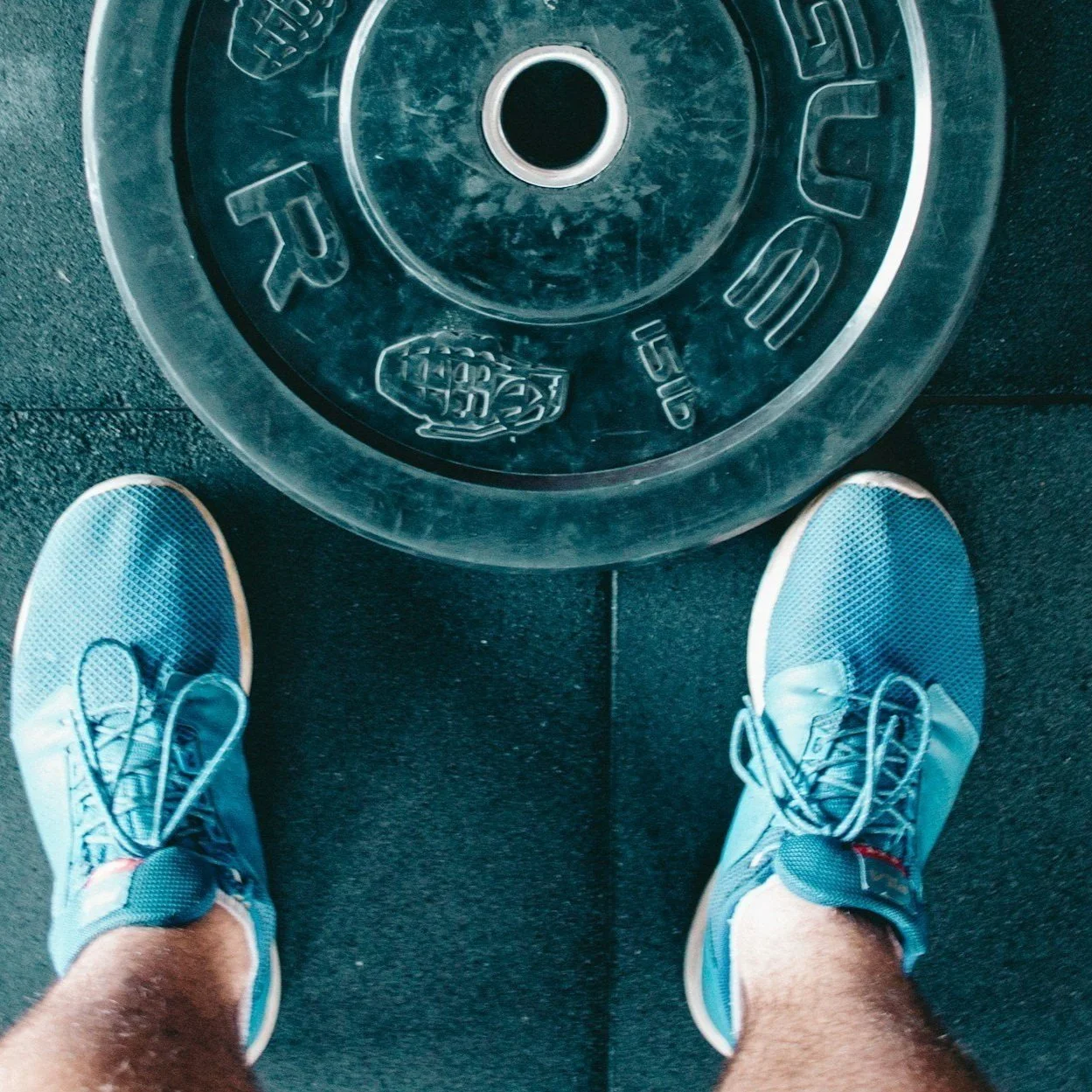 Foto van gewichten en voeten.