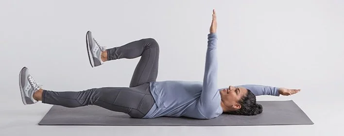 Dead-bug oefening voor core training met progressieve overbelasting.