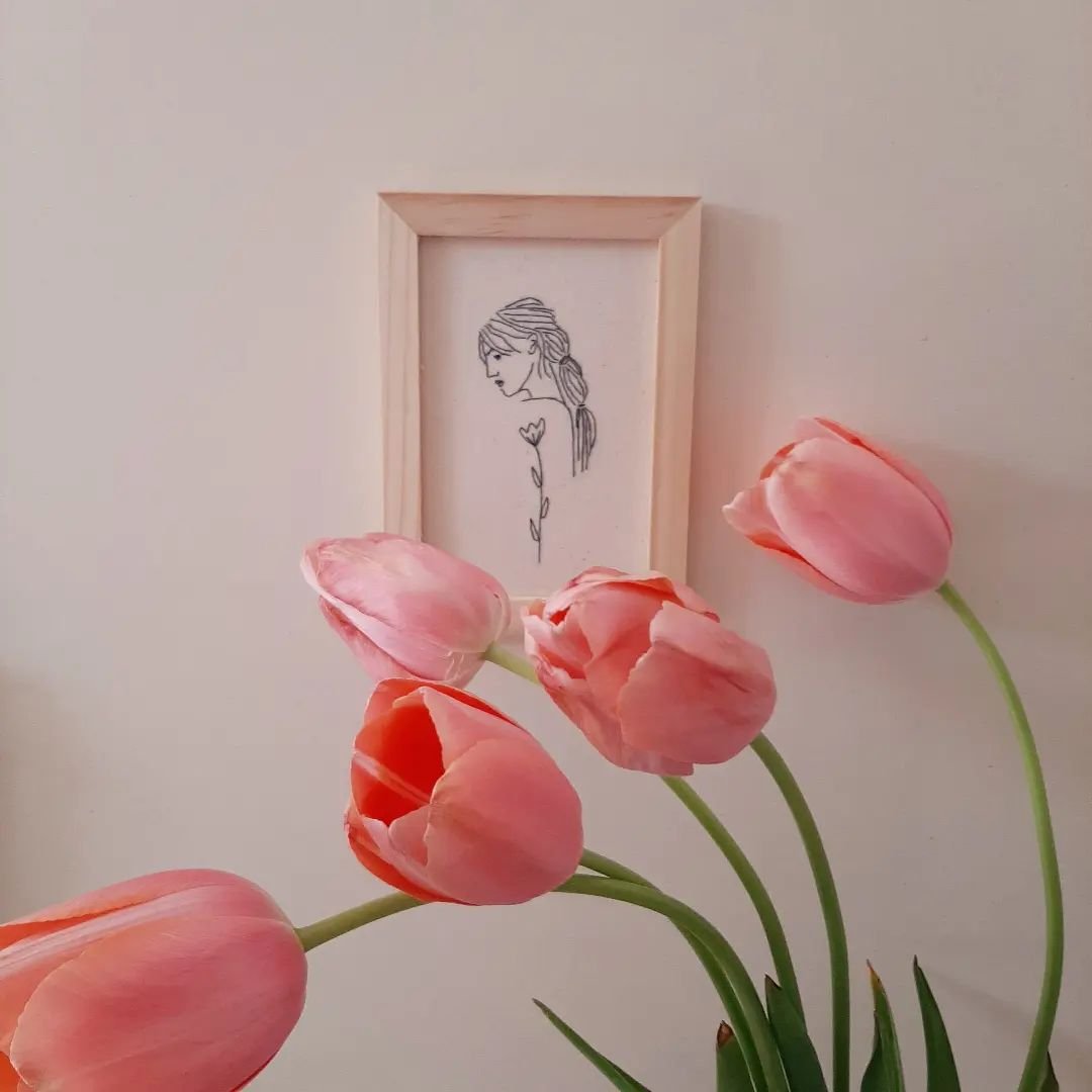 La mettre l&agrave; avec les jolies tulipes locales de @fermefloraledetrelan 
.
#fleur #dessinbrode #illustrationbrodee #broderiecontemporaine