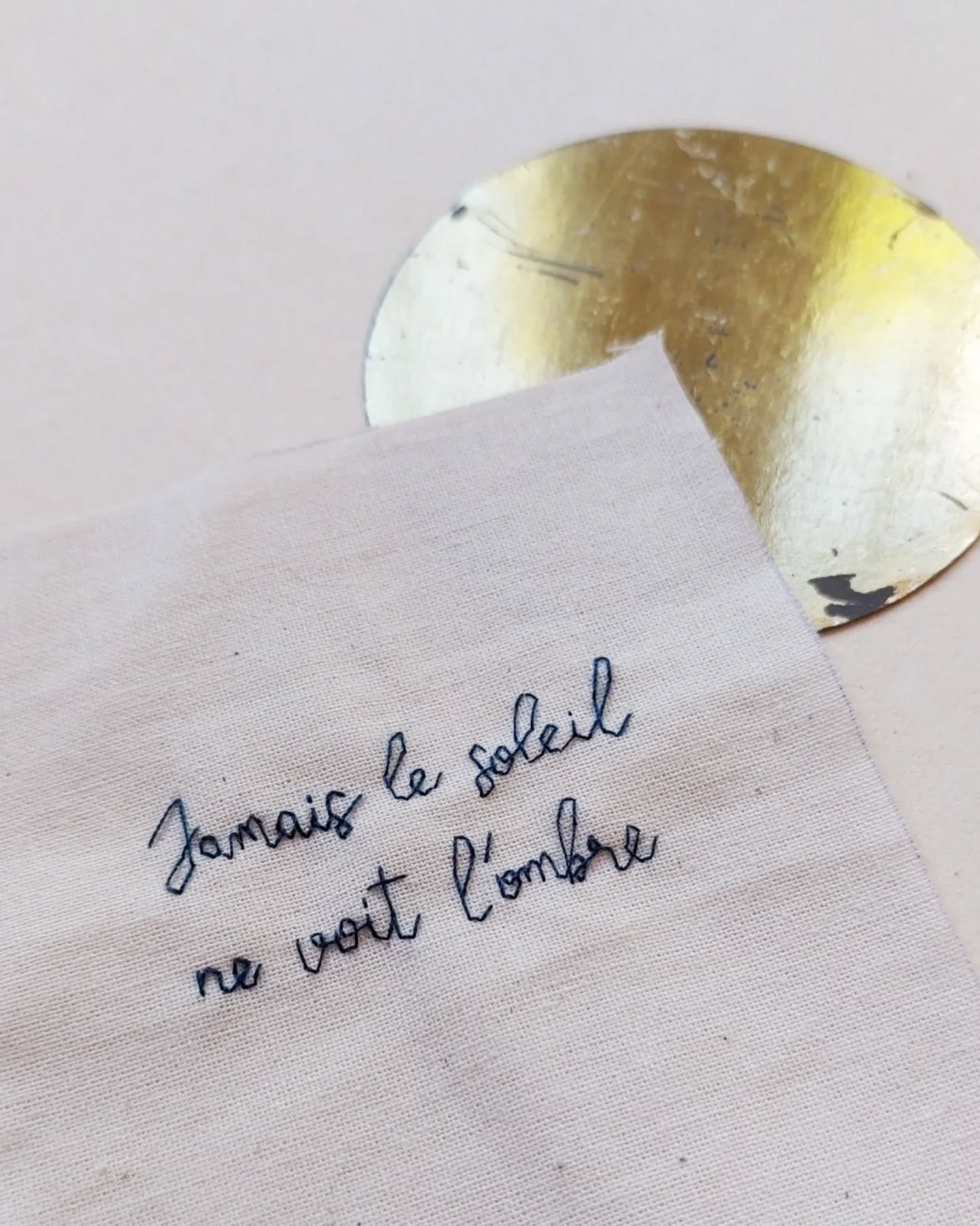 M&ecirc;me en cas d'&eacute;clipse ! Parce que c'est lui la lumi&egrave;re...
C'&eacute;tait l'instant Physique, ne me remerciez pas.
Par contre, j'ai un petit sondage en stories qui n&eacute;cessite votre participation ! Il s'autod&eacute;truira dan