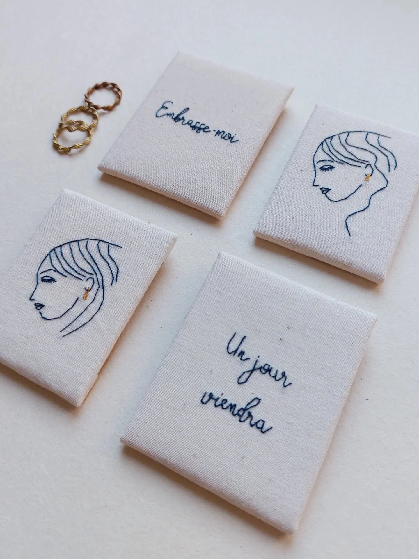 Ces petits portraits de profil sont en ligne sur mon e.shop en mod&egrave;les uniques, avec leur petite boucle d'oreille dor&eacute;e. 
.
#dessinbrodefiguratif #visagebrode #audeherrard