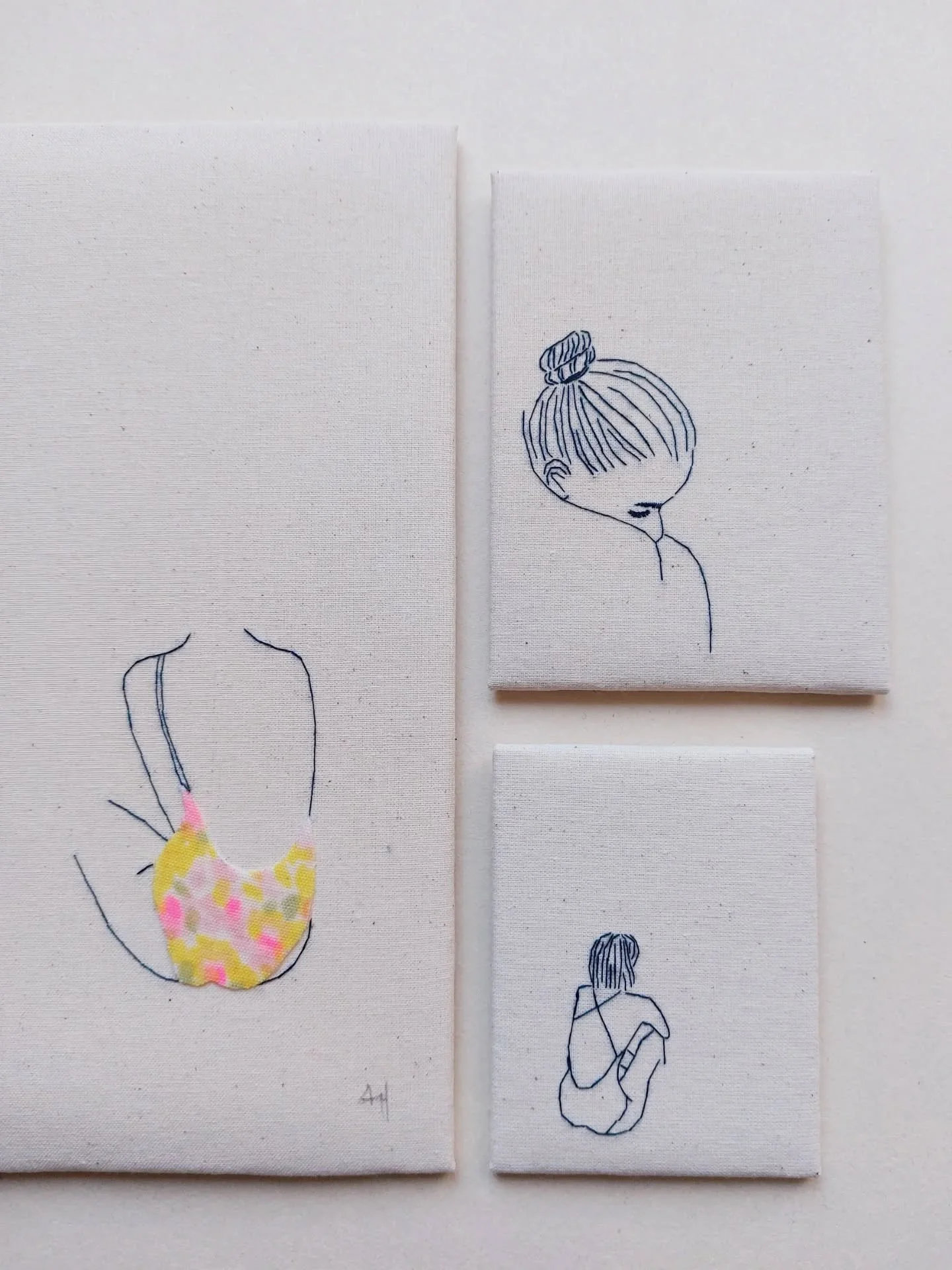 Il y a une touche de rose sur mon e.shop.
C'est ce soir, &agrave; partir de 20h.
Tic tac tic tac, ho ho ho !
Le lien vers ma boutique en ligne dans ma bio ♡
J'esp&egrave;re que cette petite collection qui sent les cadeaux de fin d'ann&eacute;e vous p