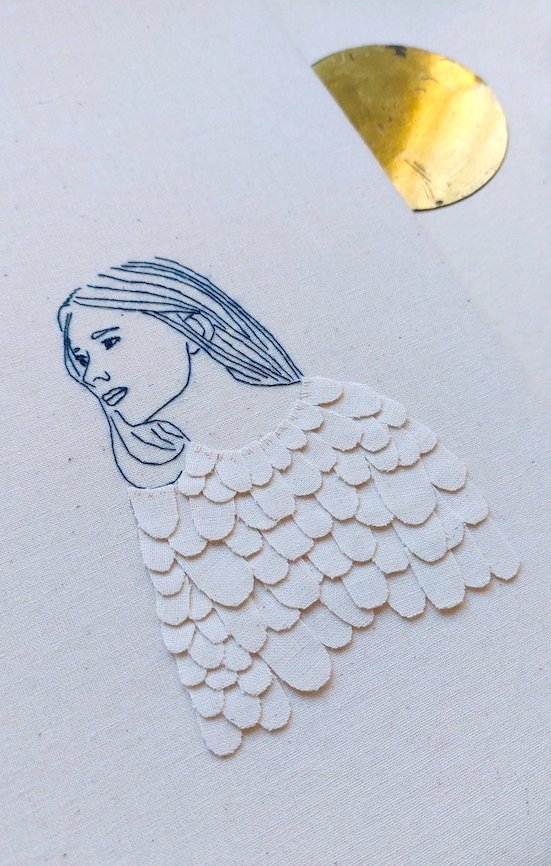 Le pull écailles est une création brodée avec des appliqués de tissu pour représenter une pull comme des plumes ou des écailles