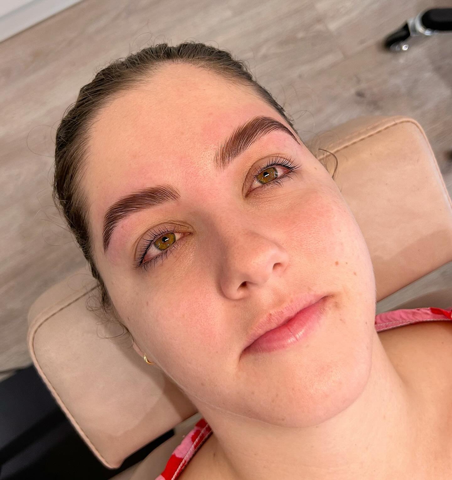 Aren&rsquo;t these brows just gorgeous?!
Swipe for a close up ➡️ and before 🫶🏻
Brow lamination and lash lift package |
I focused on a smooth directional lamination with a light tint to build some fullness in the centre of the brow 💪🏼