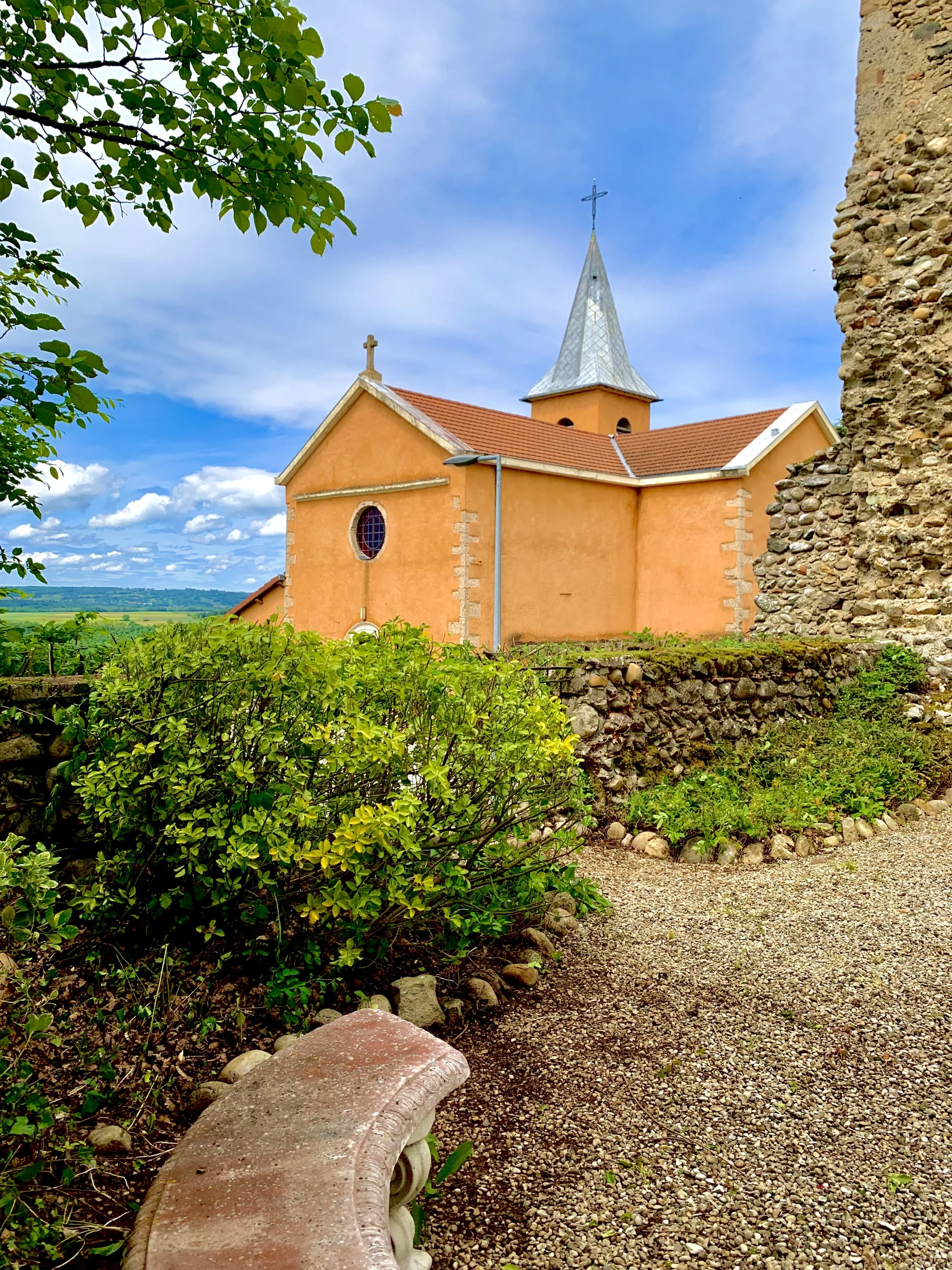 terrasse avec vue sur l'église et la plaine de la Bièvre, ancien mur en pierre
