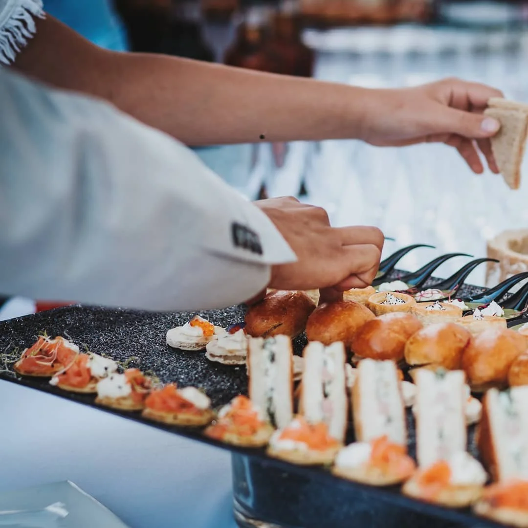 Des bouchées de cocktail sophistiquées et des verrines créatives, parfaites pour ajouter une touche de classe à vos réceptions et célébrations spéciales.