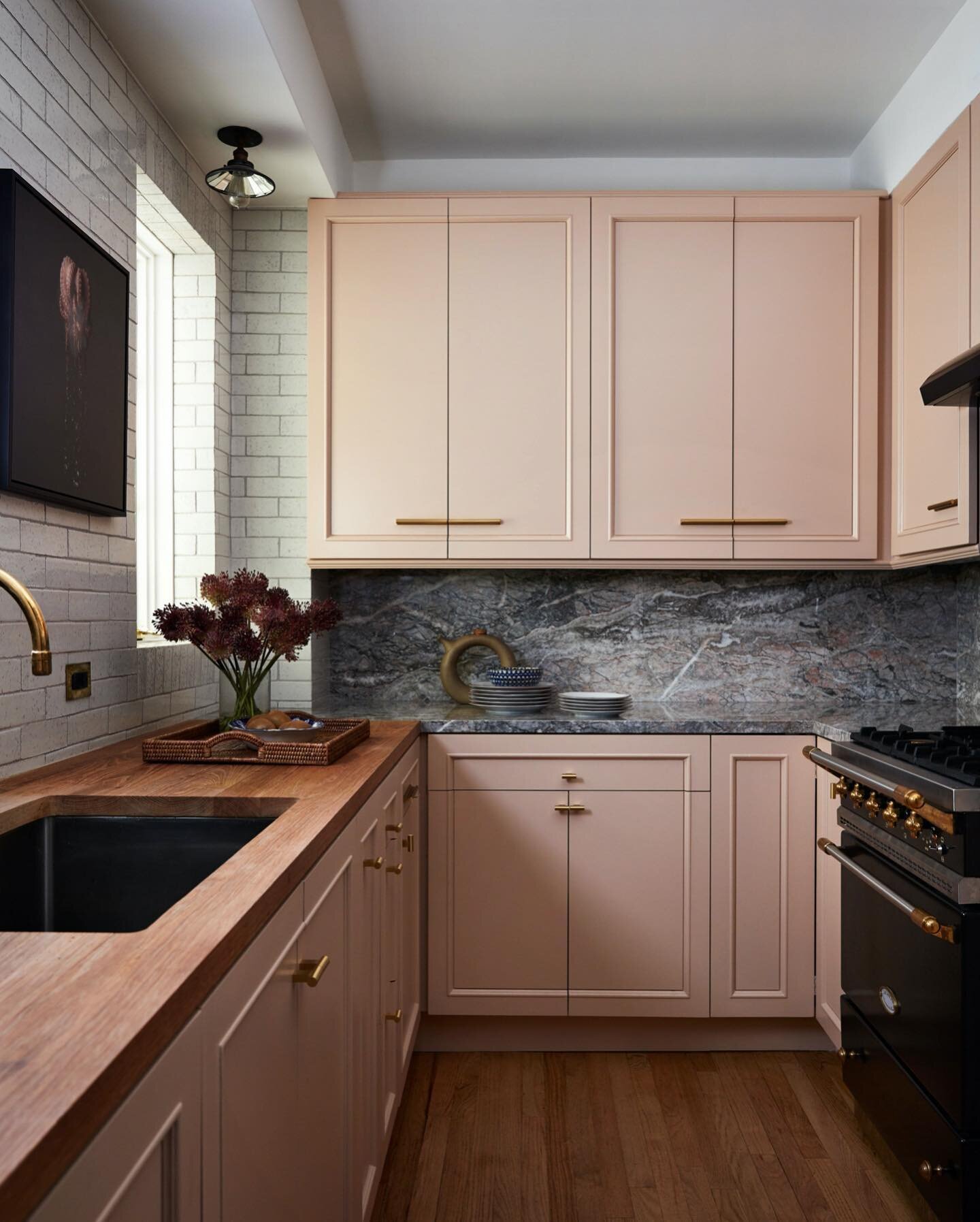 Plaster pink is one of my favourite colours 💕A classic shade of pink with warm brownish tones giving it a grounding earthy feel. Here are some inspiring examples where it has been used perfectly. Pic one kitchen by @nealbeckstedt, pic two from @heck