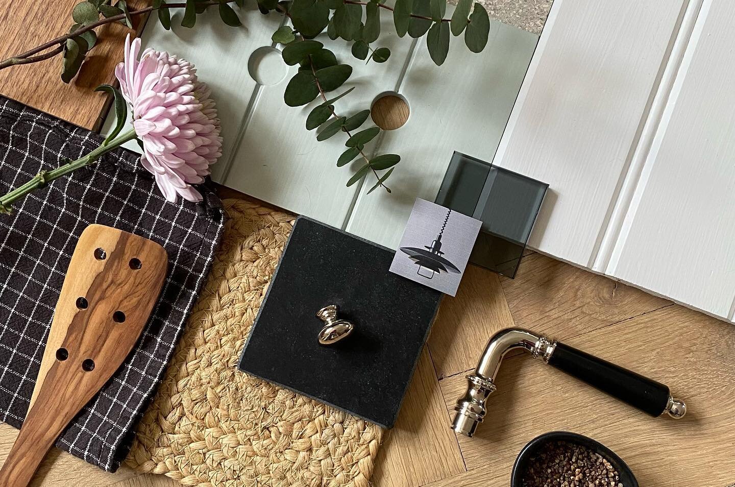 Monday Mood Board!✨A fresh sample board for a fresh new week! These samples are from my kitchen design. I love collecting samples as it brings a project to life and you can see how all the finishes interact with each other. For this modern country st