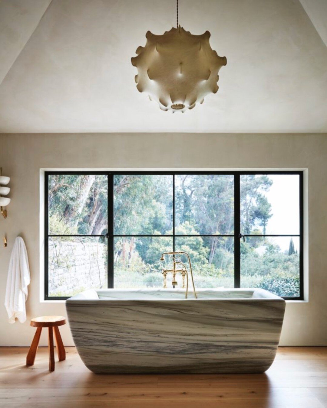 Sometimes need a break from the mayhem of the festive period? Me too....this peaceful bathroom by @studioshamshiri has the perfect view to completely unwind in 😌#badrum #badrumdesign #bathroomdesign #bath #marble #view #windowdesign #calm #peace #mi