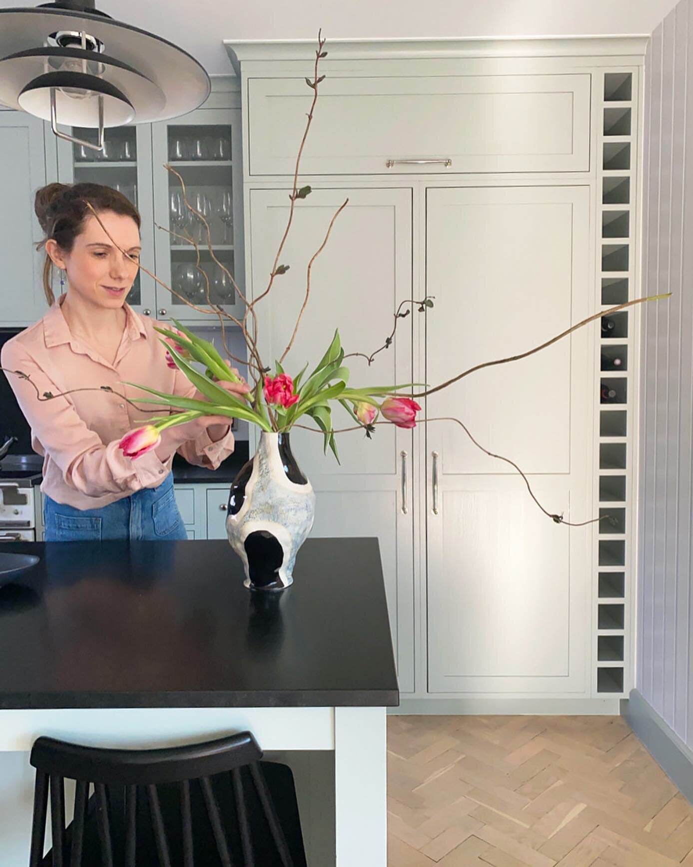 Glad P&aring;sk! 🇸🇪 Happy Easter! 🇬🇧 🐣 Malva and I are enjoying the spring flowers around &Aring;karp. Curly twigs sourced all the way from the garden 🙃 #gladp&aring;sk #happyeaster #p&aring;skblommor #blommor #p&aring;sk #tulpaner #tulips #p&a