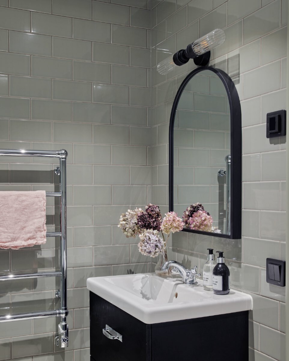 Happy Monday! Here&rsquo;s a vanity shot from a bathroom in &Aring;karp. Some tips when sourcing bathroom items 🤓1. Make sure your mirror is well lit and won&rsquo;t cast shadows on your face 2. Place your mirror between 150 - 200mm above the top of