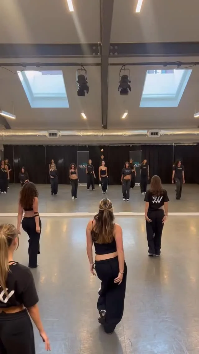 Another great weekend of company training with guest choreographer @jordysparidaens 🙌 Thank you 🙏
🎶 If U Seek Amy @britneyspears
🧠 @jordysparidaens
👯‍♀️ @phasetrainingcompany
#phasetrainingcompany #phasebyjoshwharmby