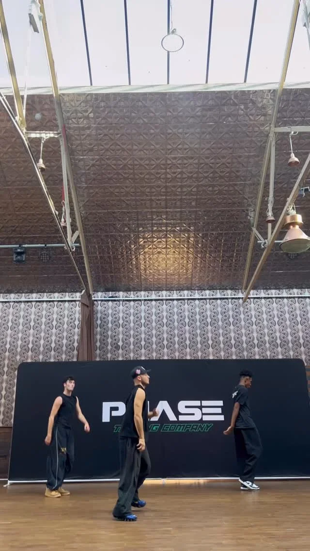 I’M THE ONE @therealmaryjblige 💥
First company session of the new term and it went like this… 🔥🔥🔥
Choreography/ Teacher | @joshwharmby
Dancers | @joel.hopkins__ @nathan.villalba @munathiel
#phasetrainingcompany #phasebyjoshwhar