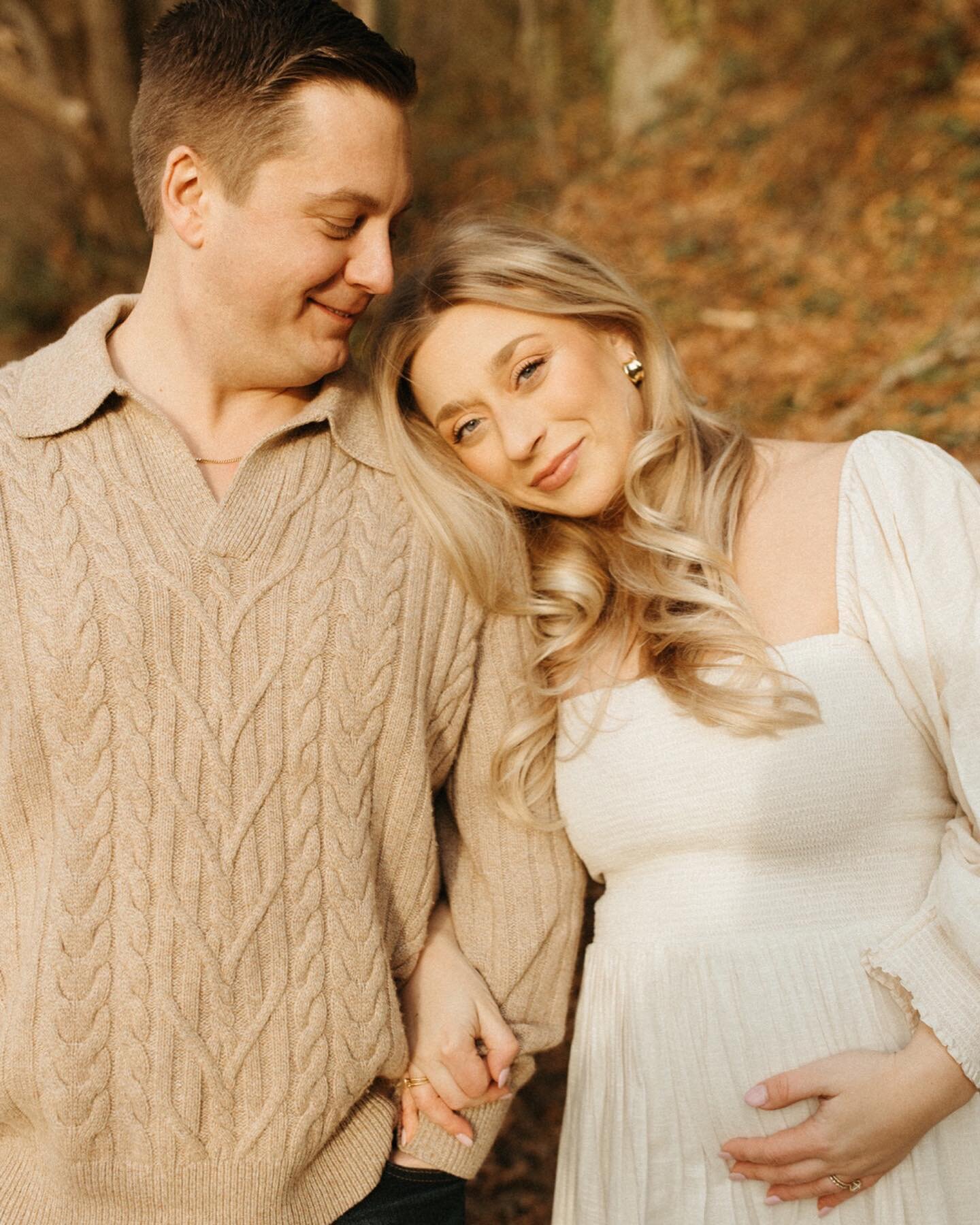 when that mama glow is glowing ✨ this winter beach maternity session needed a place on the feed.

#maternityphotography #maternityphotoshoot #seattlephotographer #seattleweddingphotographer #familyphotographer #couplesphotographer