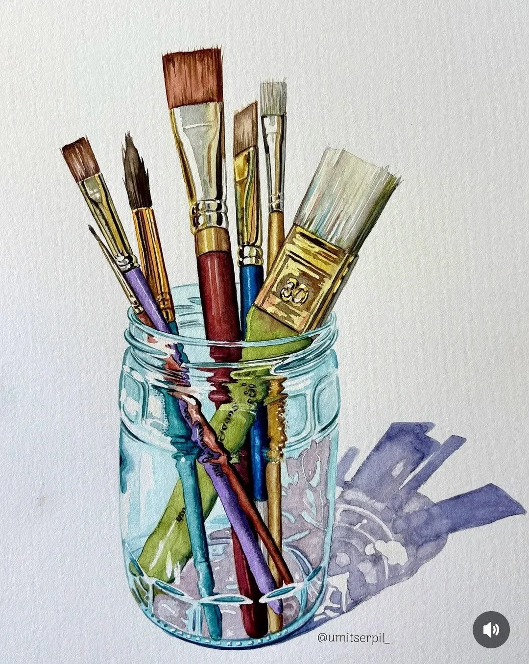 Un vaso di martini con alcune olive verdi infilzate con uno stuzzicandenti.