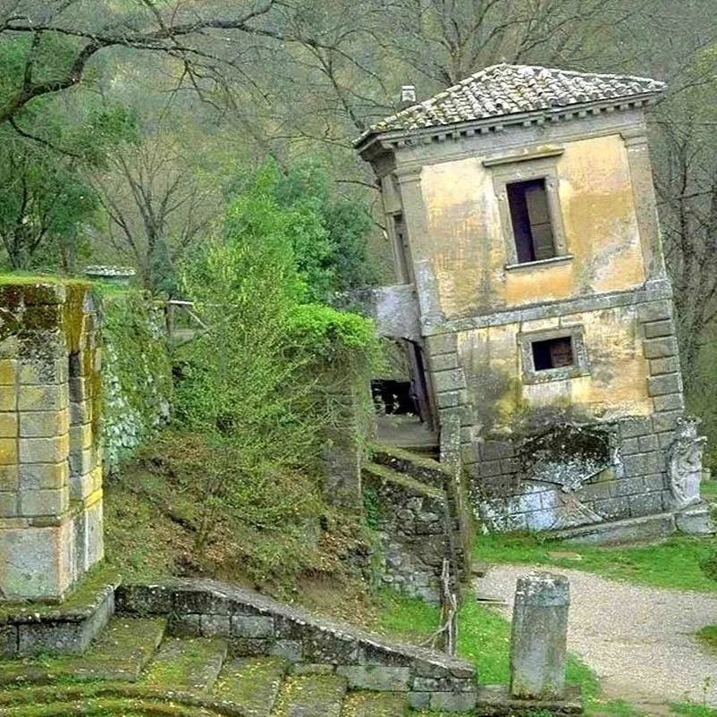 casa+pendente+bomarzo.jpg