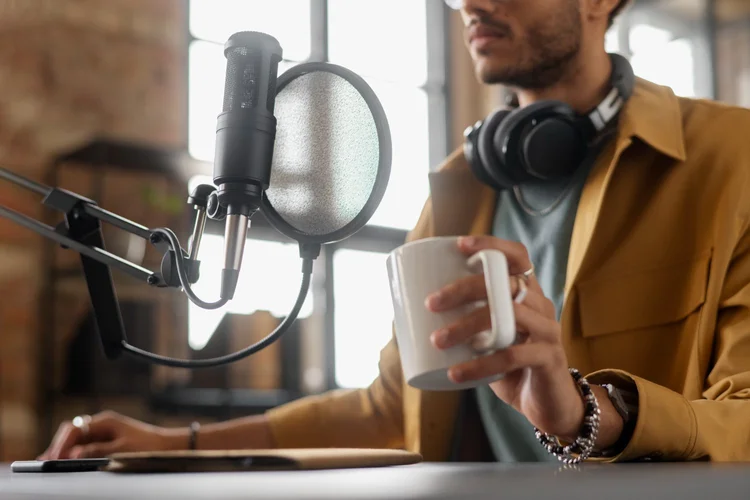 AI Voice Narration: Enhance Engagement with Voiceover — Teaching Heart