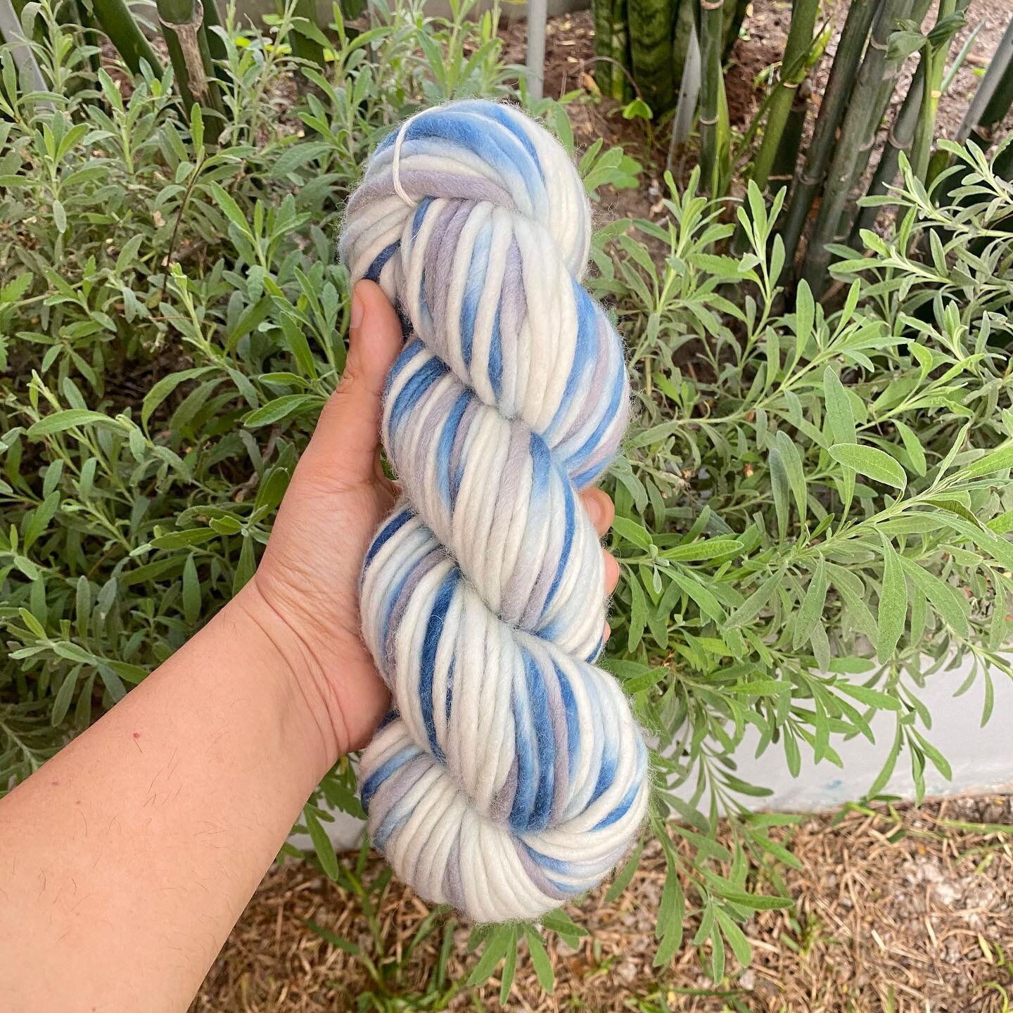 Te presentamos &ldquo;Sea 🌊&rdquo; un lindo color te&ntilde;ido naturalmente con la planta de indigo 🌿&amp; eucalipto con bellos matices inspirados en el mar. Disponible en grosor chunky (recomendable para palito numero 12mm) 100% 🐑 merino peruana