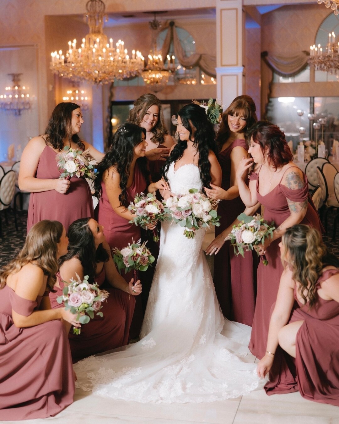 With a little help from my bridesmaids, I'm ready to take on the world. 💐✨

Bride: @jesslarosaa
Photographer: @josephgovphoto
Venue: @giorgiosbaitinghollow

Want to meet with a floral designer about your upcoming wedding day? To book a consultation 