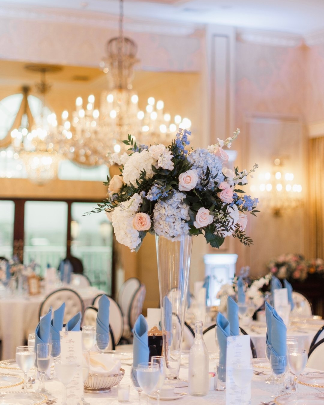 From towering elegance to low delicate blooms, the high and low centerpiece combo is the ultimate dream team. 💐

Bride: @brittany_broderick
Photographer: @jaylimstudio
Venue: @giorgiosbaitinghollow

Want to meet with a floral designer about your upc