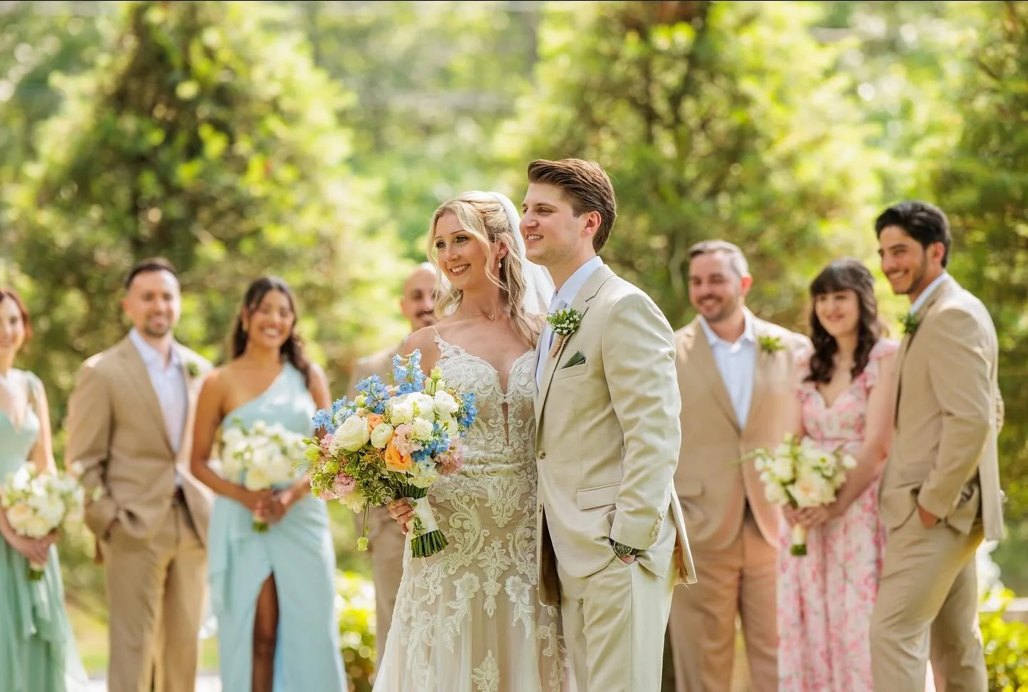 Marissa &amp; JD&rsquo;s wedding day at the East Wind Vineyard was a dreamy celebration of summer romance 🌿✨ 

Marissa&rsquo;s bright, organic bouquet brought a cheerful contrast to her bridesmaids&rsquo; soft neutral tones. Their outdoor ceremony w