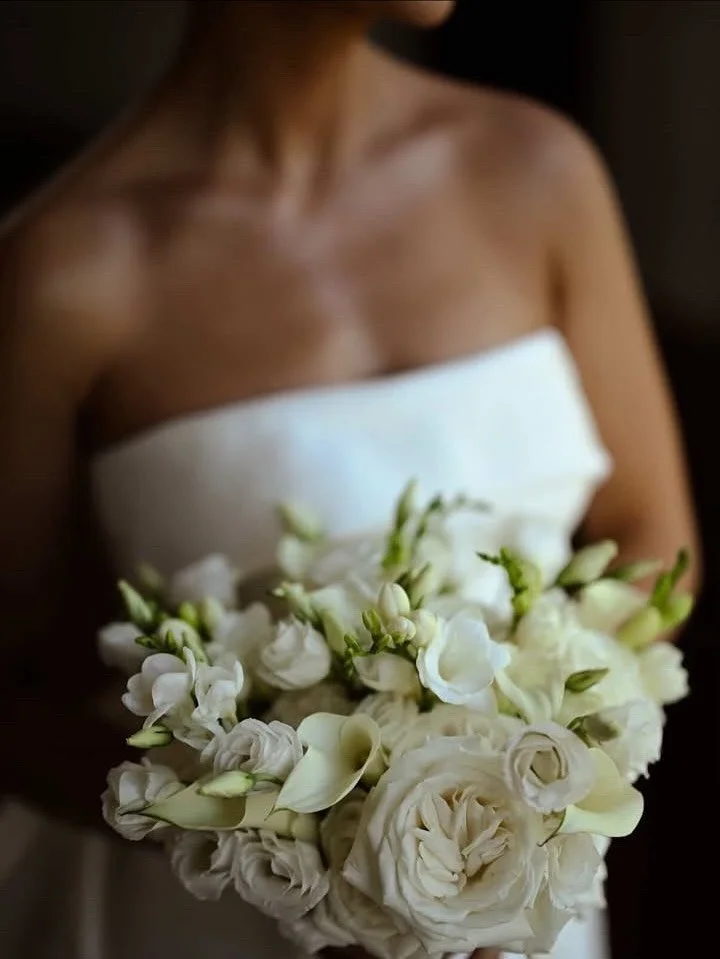 Taryn and Daniel married on a stunning August day at @foxhollowcatering ✨ Classic all-white blooms set the tone, with monotype bridesmaids bouquets and warm candlelit tables.
⠀⠀⠀⠀⠀⠀⠀⠀⠀
Venue + Ceremony: @foxhollowcatering
Photographer: @studio27photo