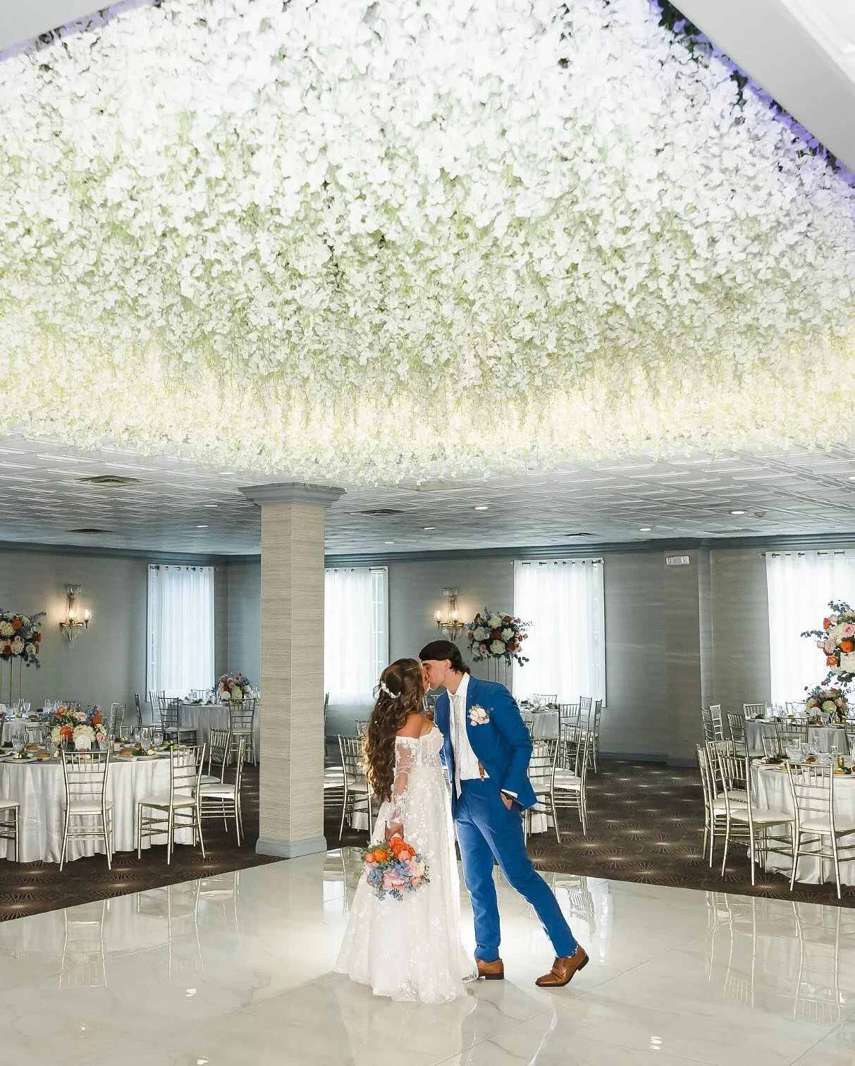 A beautiful summer day celebrating Melanie &amp; Justin at the East Wind 🌸 Whimsical, garden-inspired blooms brought a touch of magic to the Veranda Ballroom.
⠀⠀⠀⠀⠀⠀⠀⠀⠀
Photographer: @lifeartphotographers 
Venue: @eastwindlongisland 
Florals: @witha