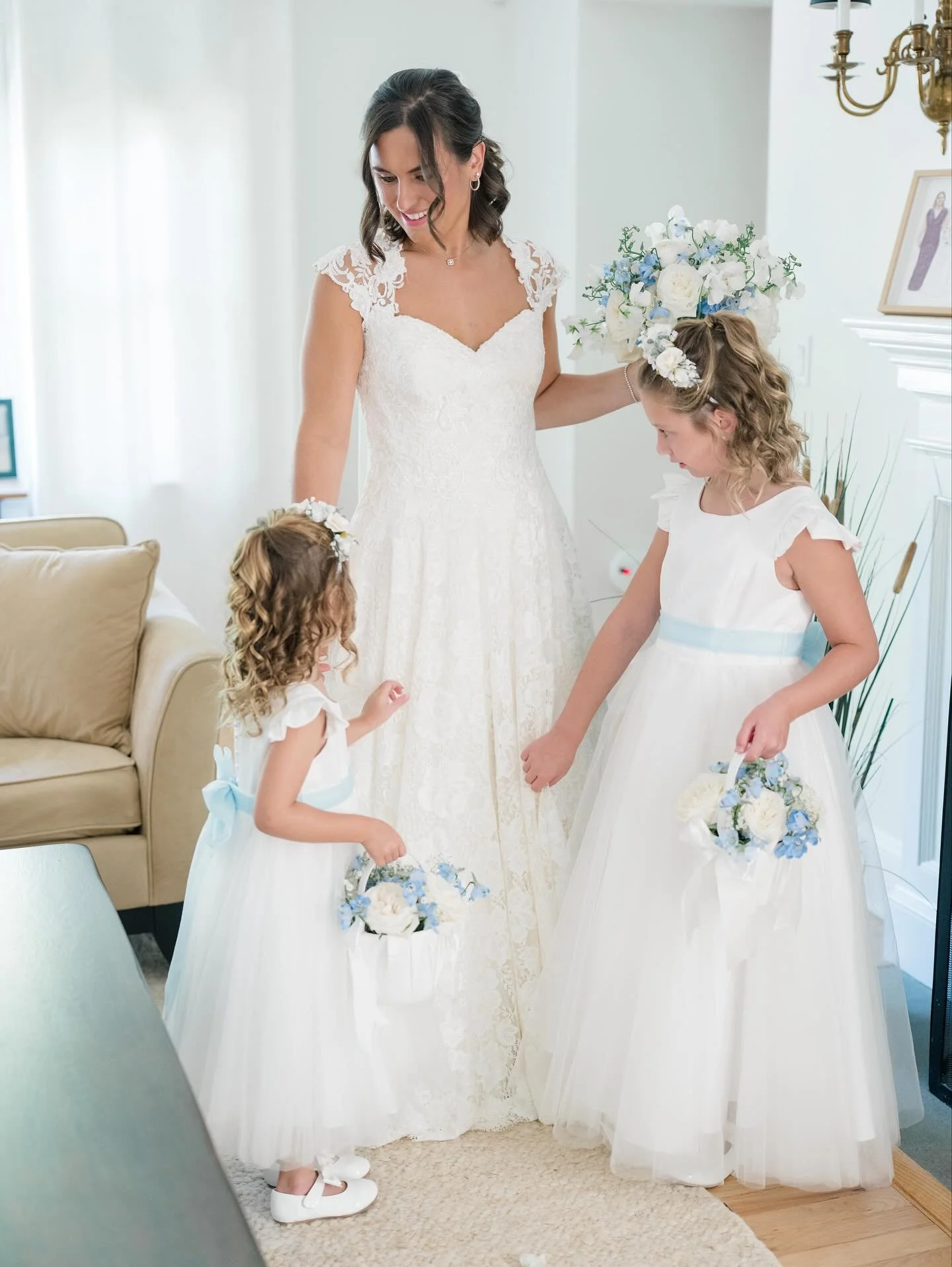 Julia &amp; Matt&rsquo;s September wedding in Southampton was a timeless blend of white florals and soft blue accents. Sweet peas, chosen for Julia&rsquo;s nickname, made the design feel even more personal and heartfelt. 🤍
⠀⠀⠀⠀⠀⠀⠀⠀⠀
Bride: @juliabon