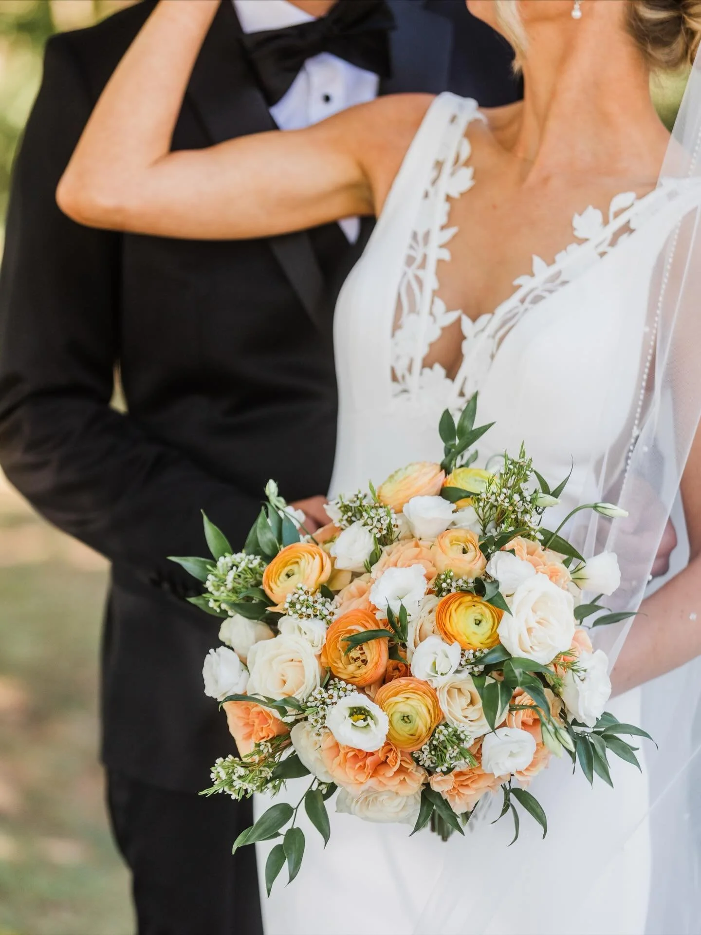Tara &amp; Nate&rsquo;s September &ldquo;I do&rsquo;s&rdquo; at Giorgio&rsquo;s were wrapped in soft ivory and peach &mdash; organic, airy blooms that brought their vision to life in the most effortless way.
⠀⠀⠀⠀⠀⠀⠀⠀⠀
Photography: @britt_lee_photo
Ve