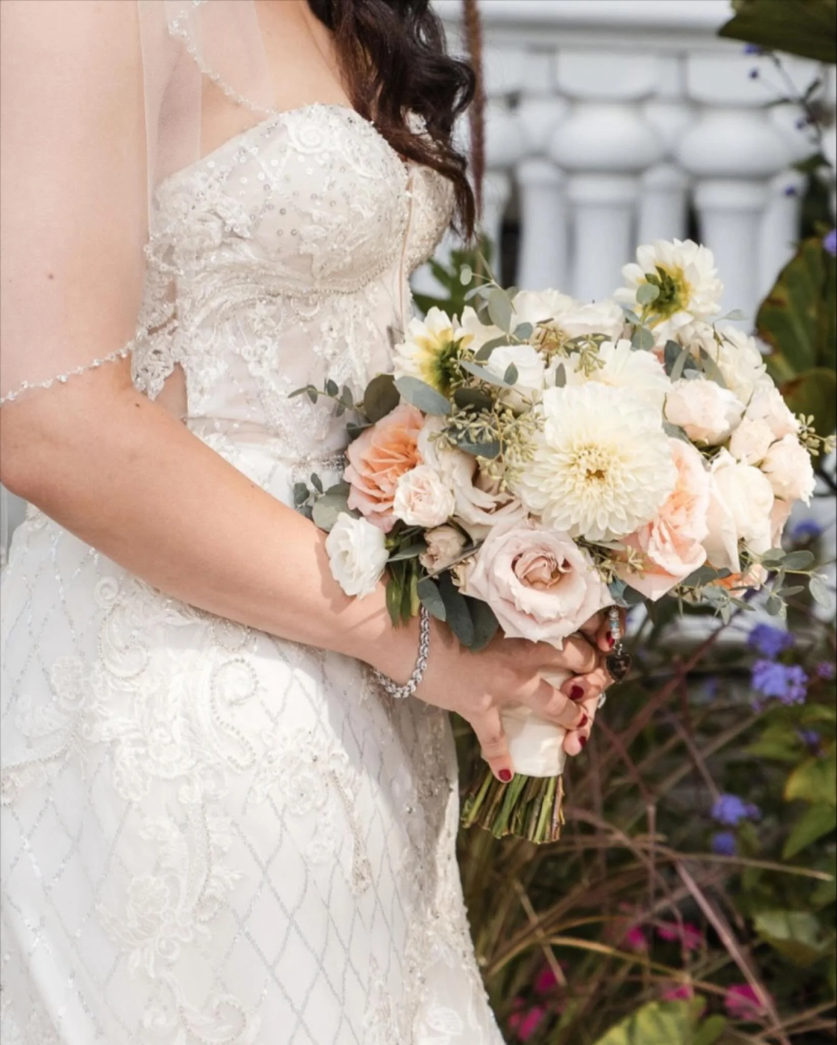 Late-summer magic in blush, peach and cream, with dahlias and roses taking center stage. Soft, airy, and perfectly romantic💐

Venue: @giorgiosbaitinghollow 
Photography: @lifeartphotographers 
Floral Design: @withallmyheartfloral 

Want to meet with