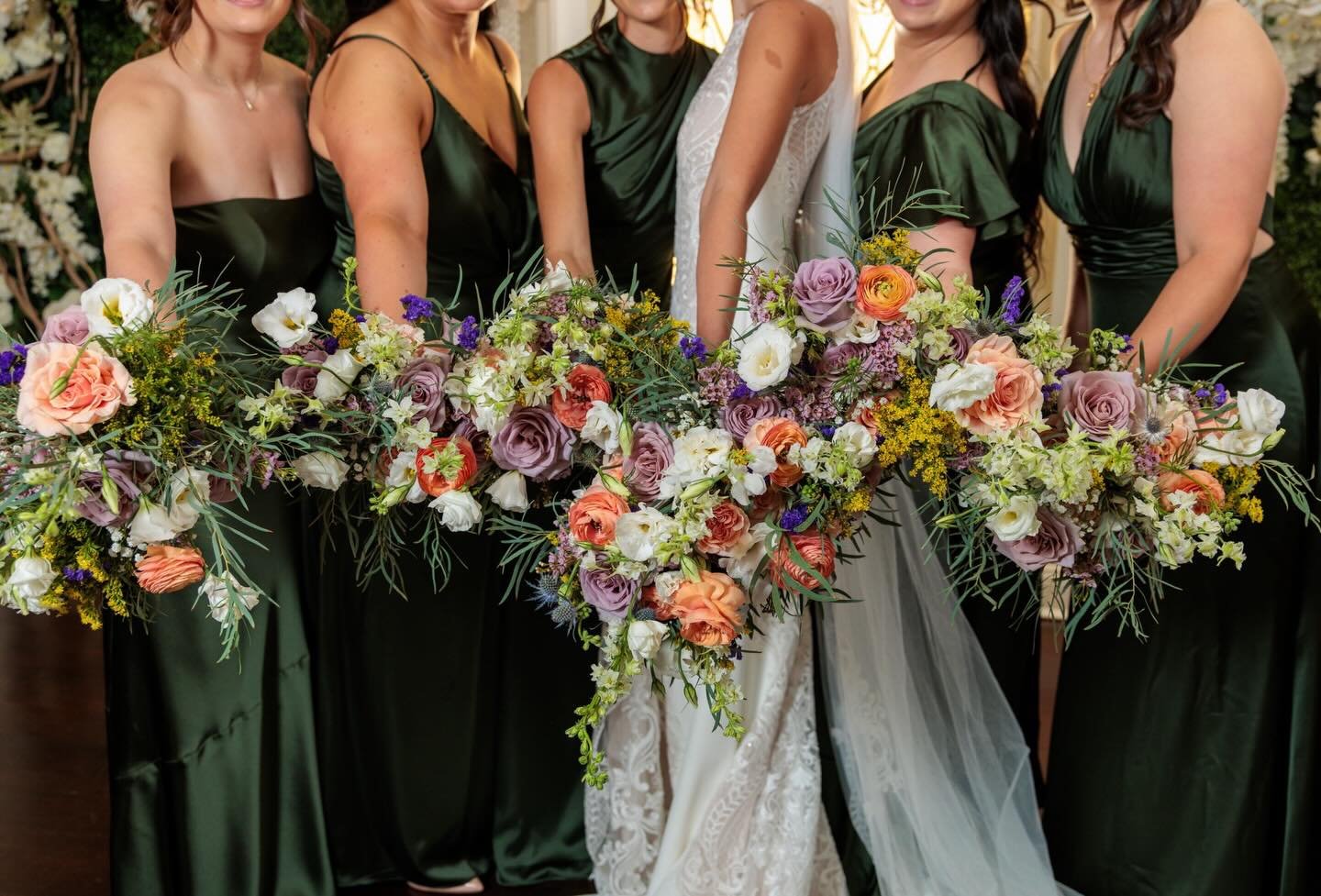 First post of 2026, and we&rsquo;re starting with texture 🌿
Kierstin &amp; Jack leaned into layered blooms, soft movement, and a touch of whimsy for their florals - we were so happy to bring it all to life! 
⠀⠀⠀⠀⠀⠀⠀⠀⠀
Bride: @kierstindawnmcgill
Phot