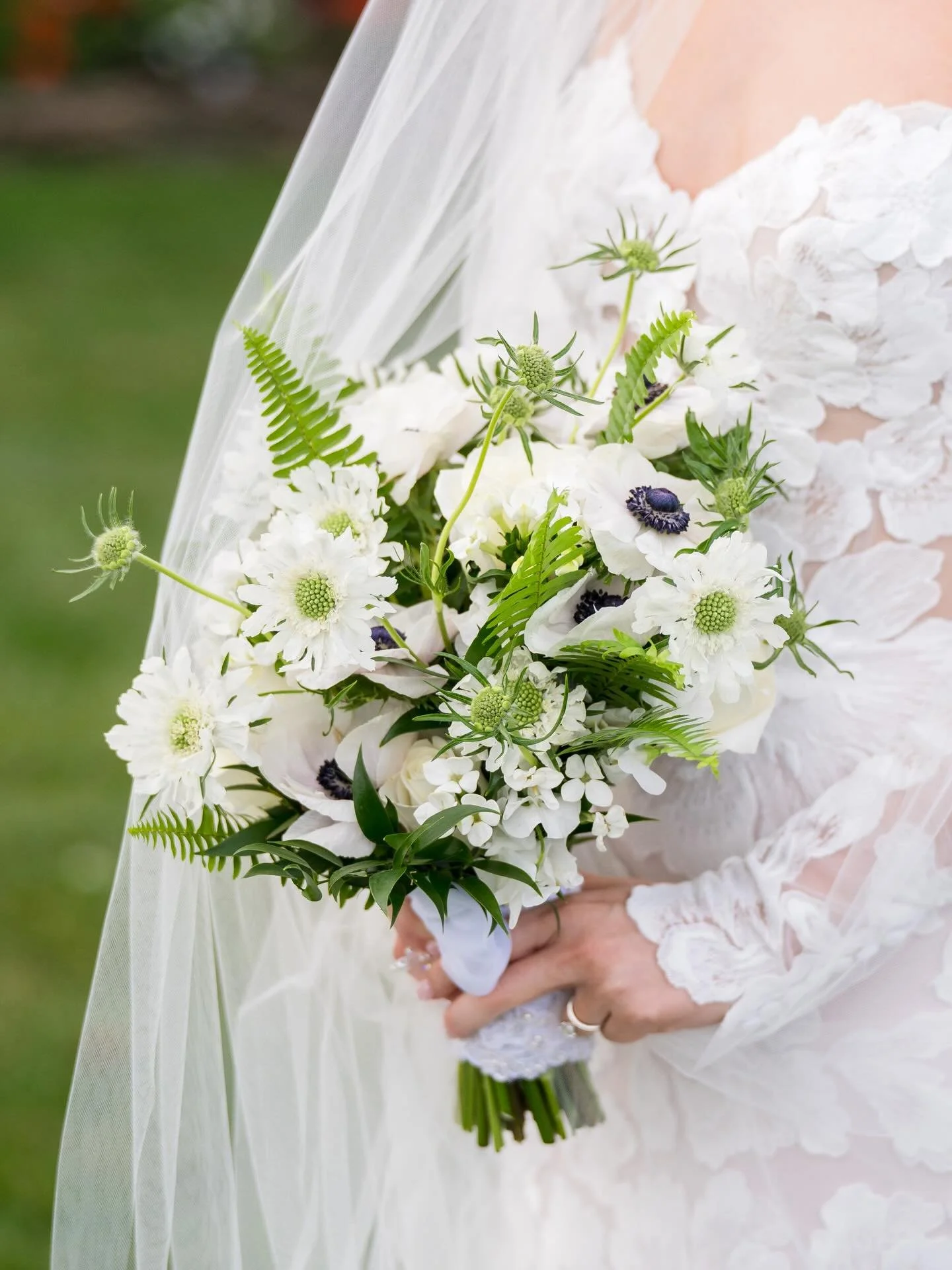 Part 1 of Madison &amp; Parker&rsquo;s October wedding day at Land&rsquo;s End Catering 🤍🌿
Soft white florals paired with anemones for contrast and depth&mdash;bringing texture and elegance to their late-fall vision.

Bride: @madisonbachisin 
Venue