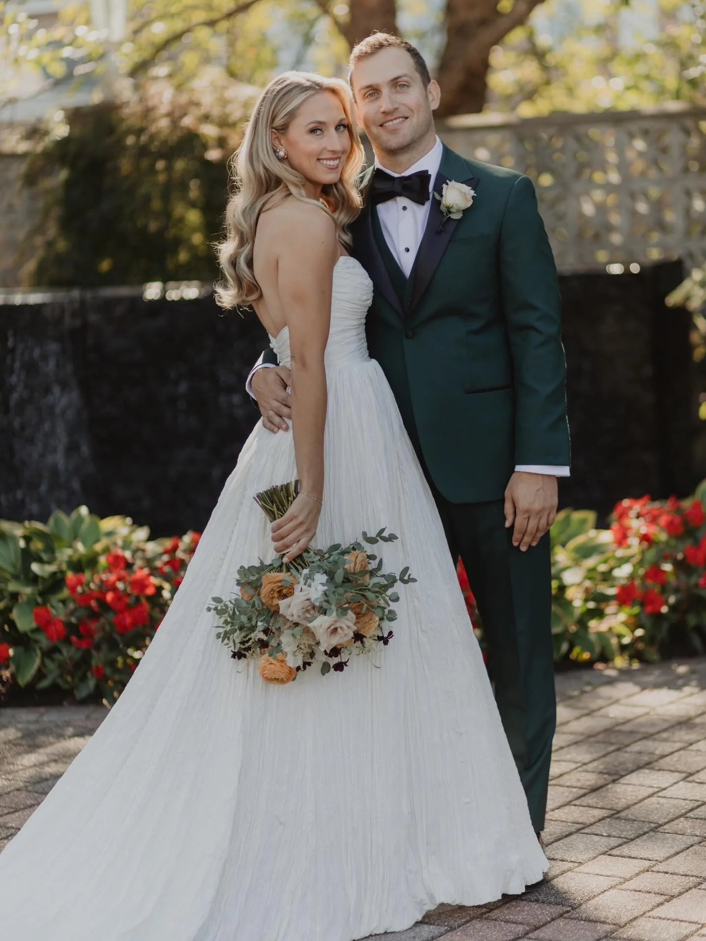 Allison &amp; Dylan&rsquo;s fall wedding at the East Wind Estate 🍂🤍
Soft toffee, champagne, peach, and neutral tones set the stage for an effortlessly elegant celebration. Elevated floral designs paired with simplistic, thoughtful touches made an i