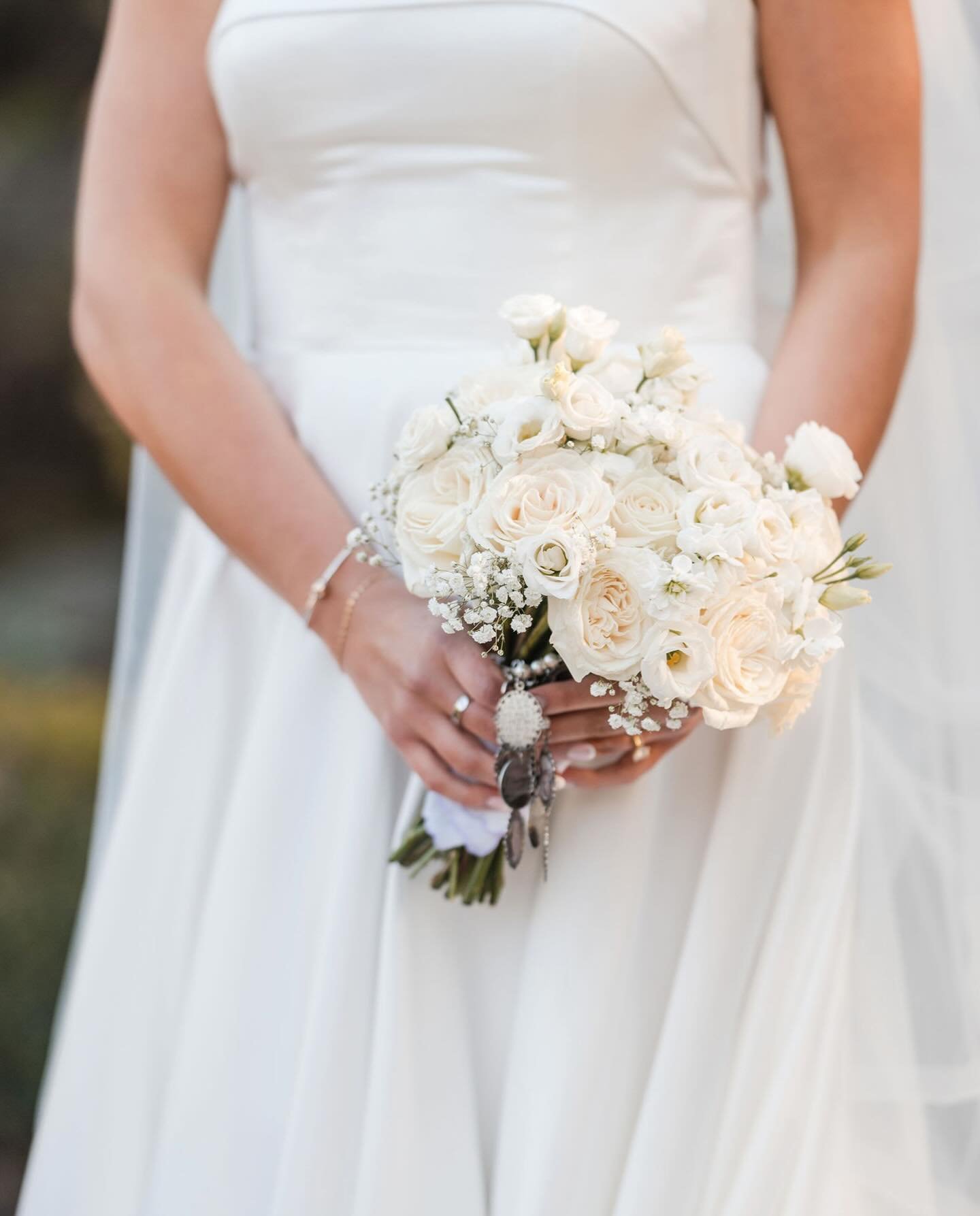 A stunning classic white &amp; ivory floral mix for our bride, Maggie 🤍

Venue: @eastwindlongisland 
Photography: @lifeartphotographers 
Floral Design: @withallmyheartfloral 

Want to meet with a floral designer about your upcoming wedding day? To b