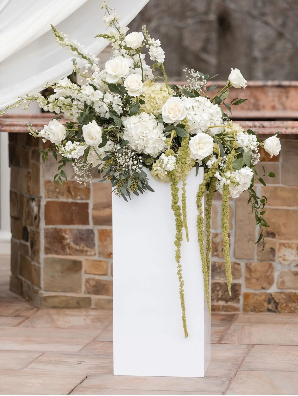 Part 2 of Victoria &amp; Nicholas&rsquo; April wedding day 🕊️
Timeless white and green florals layered throughout the ceremony and reception for an effortlessly chic feel. ✨

Bride: @vickeykim
Floral Design: @withallmyheartfloral
Photography: @lifea
