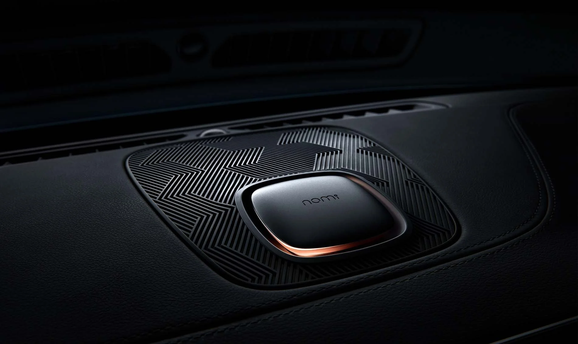 Nahaufnahme eines modernen Auto-Interieurteils mit einem Knopf mit der Aufschrift 'navi'