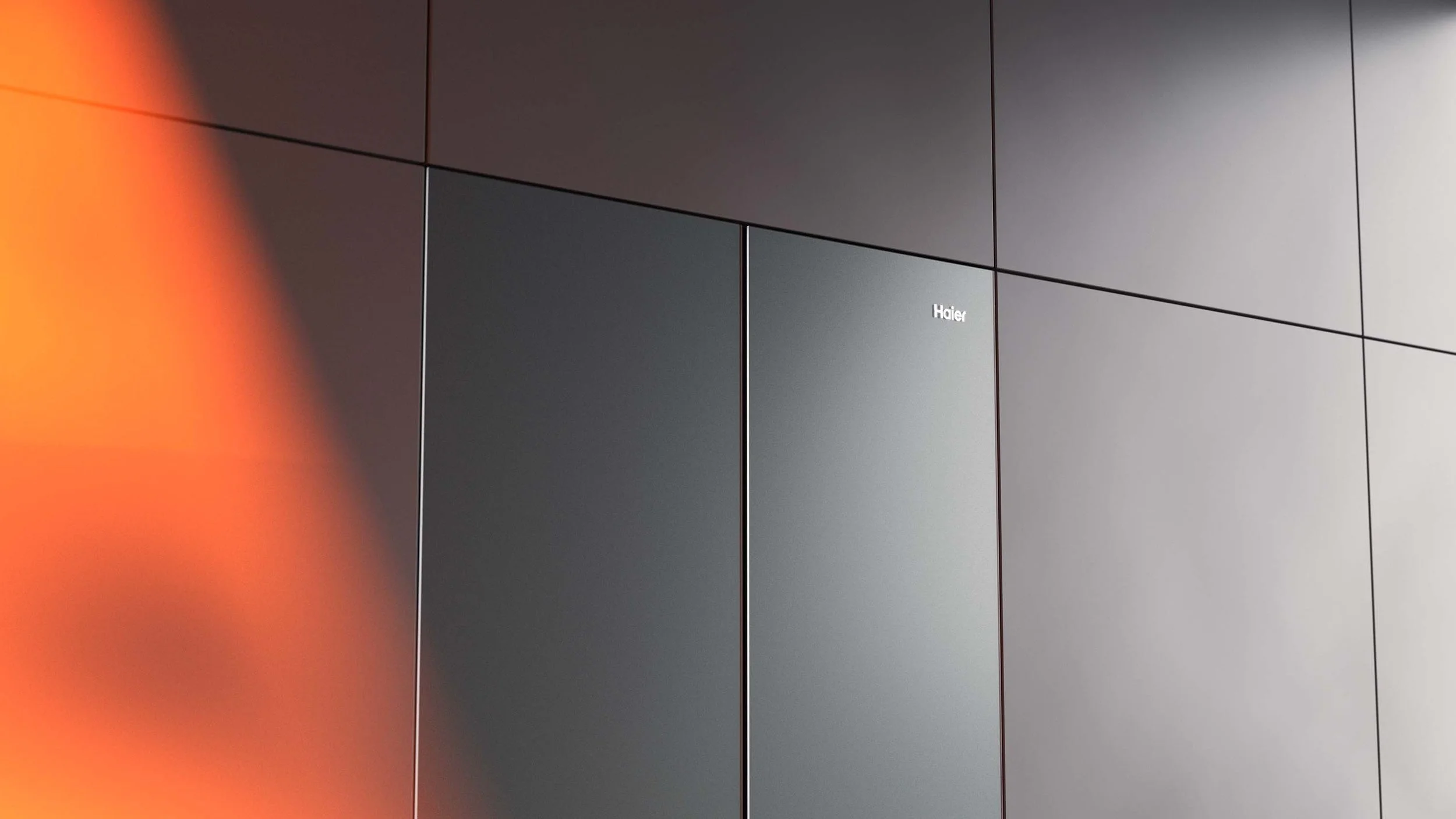 Schwarze und graue Wandpaneele mit dem Weißschriftzug 'Haier' in der Mitte.
