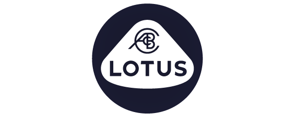Das Lotus-Logo, bestehend aus einem schwarzen, runden Hintergrund mit einem schwarzen Dreieck und der Aufschrift "LOTUS" in der Mitte.