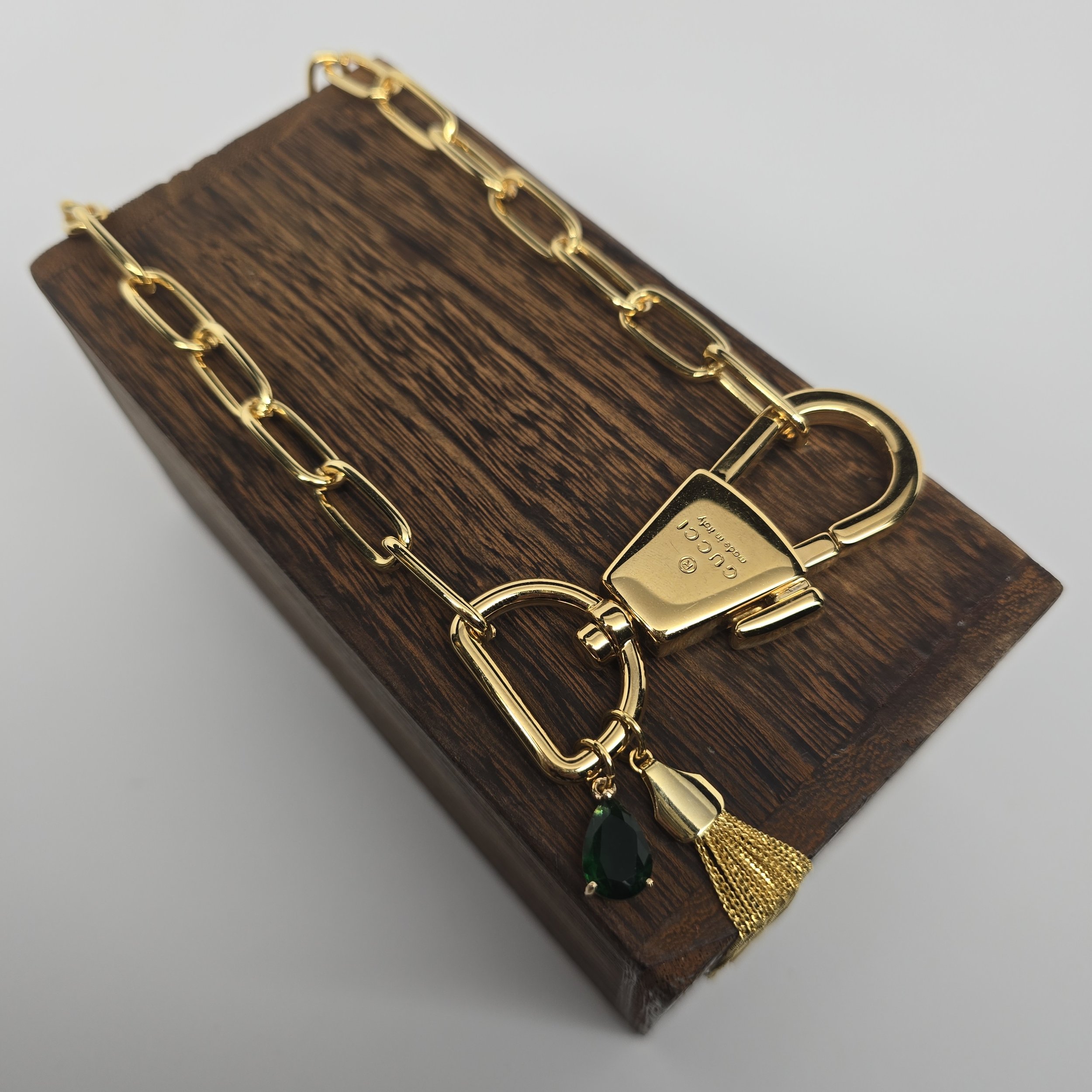 Statement Wandering Emerald